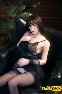 Luna Sex Doll 163 cm IronTech en lingerie noire, assise élégamment sur un fauteuil.