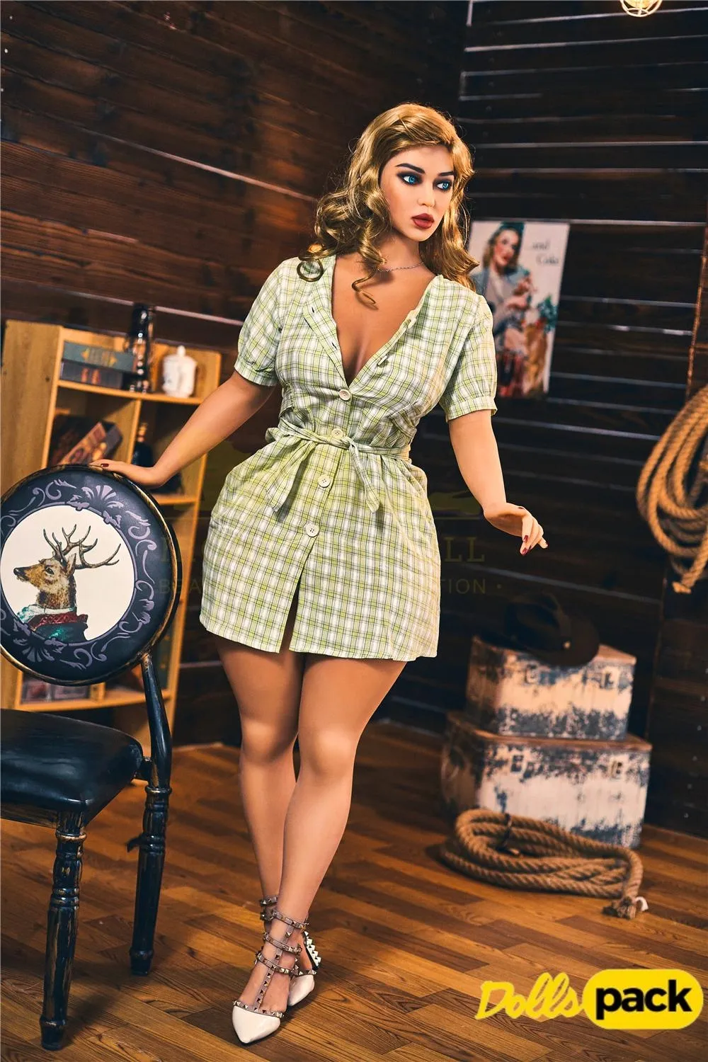 Lunala Sex Doll 156 cm IronTech en robe à carreaux verts, posant debout près d'une chaise.