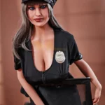 Lunalia Sex Doll 163 cm IronTech en tenue de policière, cheveux longs, pose assise.