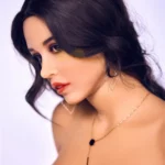 Lunara, Sex Doll 164 IronTech, profil gauche, cheveux bruns, boucles d'oreilles cœur.