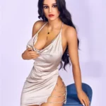 Lunara, poupée IronTech Doll TPE 164 cm, pose assise, robe argentée, cheveux longs bouclés.