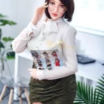 Lunaya Sex Doll 159 cm IronTech en tenue élégante, lunettes, posant debout près d'une table.
