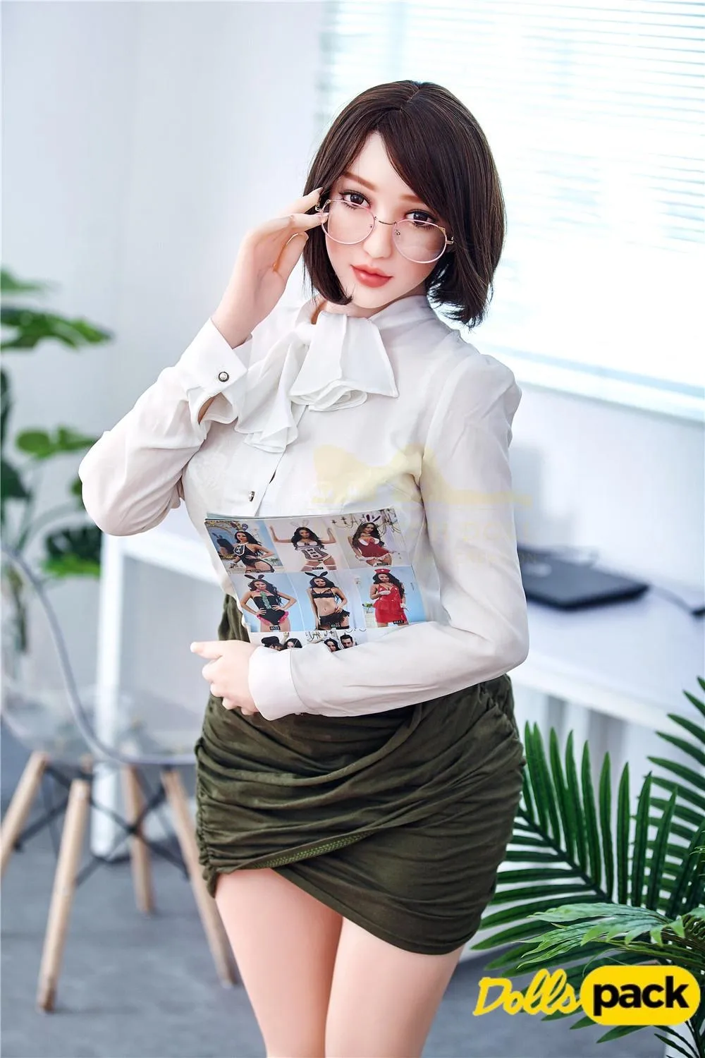 Lunaya Sex Doll 159 cm IronTech en tenue élégante, lunettes, posant debout près d'une table.