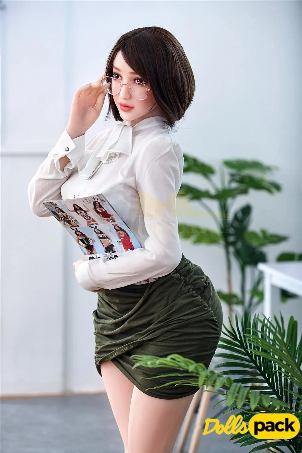 Lunaya Sex Doll 159 cm IronTech Doll TPE en tenue professionnelle, pose élégante avec magazine.