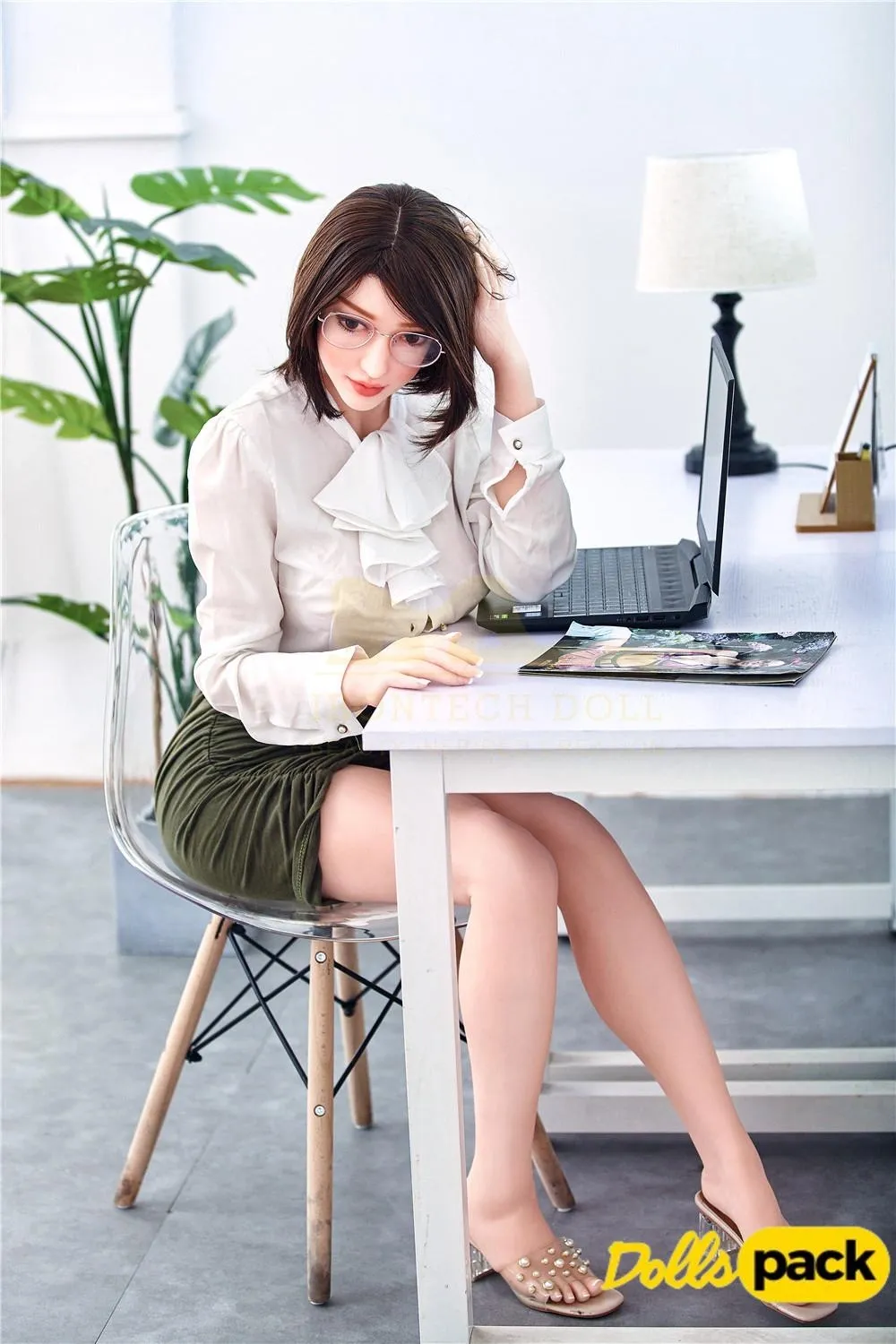 Lunaya Sex Doll 159 cm IronTech Doll TPE assise au bureau, lunettes, chemisier blanc.