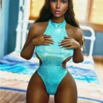 Lunella Sex Doll 164 cm IronTech Doll TPE en maillot bleu, pose debout devant un lit.