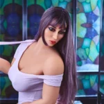 Lunia Sex Doll 156 cm IronTech Doll TPE assise, robe blanche, cheveux longs et bruns.