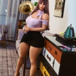 Lunia Sex Doll 156 cm IronTech Doll TPE debout, robe lilas et noire, intérieur moderne.
