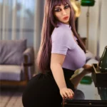 Lunia Sex Doll 156 cm IronTech Doll TPE en pose appuyée, robe moulante noire et top violet.