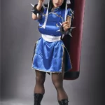 Lylia Sex Doll 158 cm IronTech Doll TPE en tenue de combat bleue, posant devant un sac de boxe.