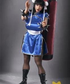 Lylia Sex Doll 158 cm IronTech Doll TPE en tenue de combat bleue, posant devant un sac de boxe.