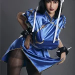 Lylia Sex Doll 158 cm IronTech Doll TPE en tenue bleue, pose inclinée dynamique.