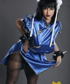 Lylia Sex Doll 158 cm IronTech Doll TPE en tenue bleue, pose inclinée dynamique.