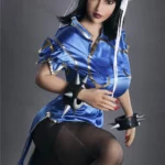 Lylia Sex Doll 158 cm IronTech en tenue bleue, pose dynamique, accessoires noirs.