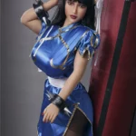 Lylia Sex Doll 158 cm IronTech en tenue bleue inspirée de jeu vidéo, posant près d'un sac de frappe.