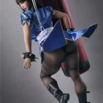 Lylia Sex Doll 158 cm IronTech en tenue bleue, pose dynamique face à un sac de frappe.