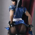 Lylia Sex Doll 158 cm IronTech en tenue bleue, vue de dos, posant avec un sac de frappe.