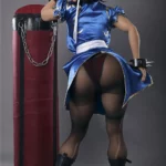Lylia Sex Doll 158 cm IronTech Doll TPE en tenue bleue, vue arrière près d'un sac de frappe.