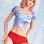 Lylia Sexy en culotte rouge et crop top bleu.