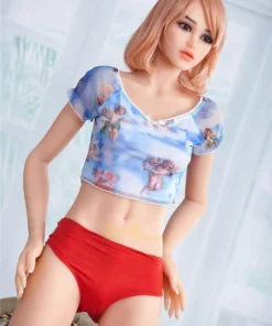 Lylia Sexy en culotte rouge et crop top bleu.