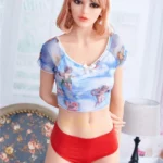 Lylia Sexy 165 cm IronTech Doll TPE debout, cheveux blonds, haut bleu, culotte rouge.