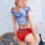 Lylia Sexy 165 cm IronTech Doll TPE en pose de dos, portant un haut bleu et culotte rouge.