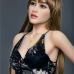 Maribel Sex Doll 165 cm IronTech Doll TPE en robe florale, pose de face, cheveux longs.