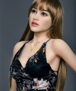 Maribel Sex Doll 165 cm IronTech Doll TPE en robe florale, pose de face, cheveux longs.