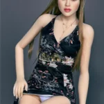 Maribel Sex Doll 165 cm IronTech en robe florale noire, assise, cheveux longs blonds.