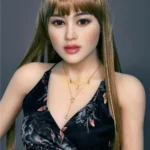 Maribel Sex Doll 165 cm IronTech Doll TPE en robe florale, cheveux longs, pose frontale.