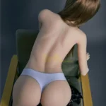 Maribel Sex Doll 165 cm IronTech Doll TPE, vue arrière en sous-vêtements blancs sur chaise.