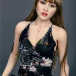 Maribel Sex Doll 165 cm IronTech Doll en robe fleurie, pose debout élégante.