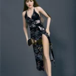 Maribel Sex Doll 165 cm IronTech, robe fendue noire, pose élégante, fond gris.