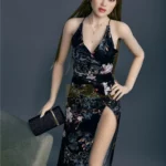 Maribel Sex Doll 165 cm IronTech Doll TPE en robe florale, pose debout élégante, sac à main noir.
