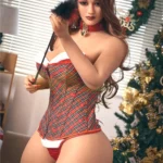 Mélicia Sex Doll 156 cm IronTech en lingerie festive, posée près d'un sapin décoré.