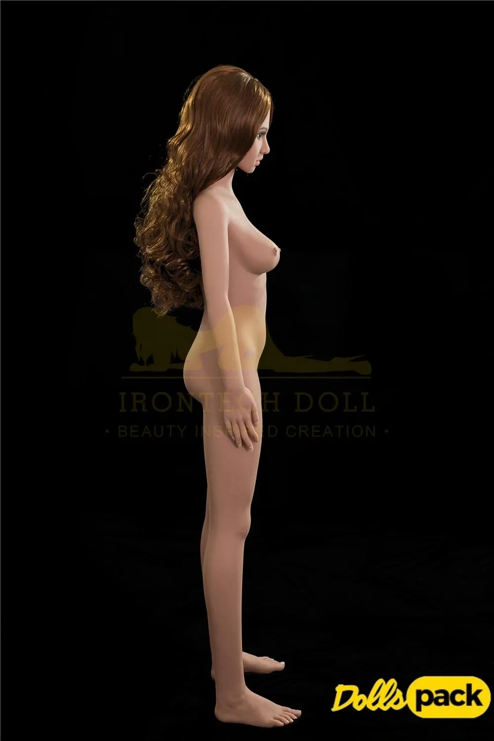 Melodi Sex Doll 155 cm IronTech Doll TPE en profil, cheveux longs bouclés, pose debout.