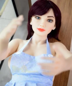 Mirabelle Sex Doll 160 cm IronTech Doll en robe vichy bleue, allongée, bras tendus vers l'avant.