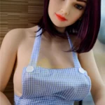 Mirabelle Sex Doll 160 cm IronTech Doll en robe à carreaux bleus, pose assise réaliste.