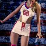 Nathaliea Sex Poupée TPE 168 cm en tenue sportive sexy devant fond drapeau américain.