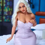 Nimaya Sex Doll 156 cm IronTech, robe moulante lilas, assise sur lit, cheveux blonds ondulés.