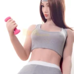 Ondine Sex Doll en tenue de sport soulève une haltère de 1kg.