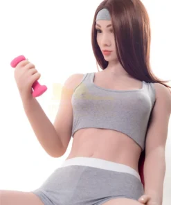 Ondine Sex Doll en tenue de sport soulève une haltère de 1kg.
