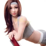 Ondine Sex Doll 168 cm IronTech Doll en tenue de sport grise, appuyée sur un banc rouge.