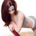 Ondine Sex Doll 168 cm IronTech en tenue de sport grise, penchée sur un banc.