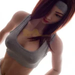 Ondine Sex Doll 168 cm IronTech en tenue de sport grise, vue de trois quarts, cheveux auburn.