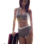Ondine Sex Doll 168 cm IronTech Doll TPE en tenue de sport grise, posant debout près d'un banc.
