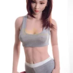 Ondine Sex Doll 168 cm IronTech Doll en tenue de sport grise, debout, cheveux bruns.