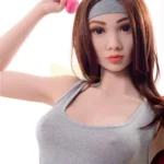 Ondine Sex Doll 168 cm IronTech Doll TPE, pose sportive avec haltère rose.