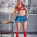 Ravelya Sex Doll 160 cm IronTech en tenue sportive, posant debout avec un ballon de football.