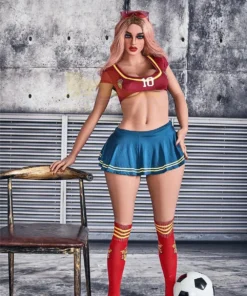 Ravelya Sex Doll 160 cm IronTech en tenue sportive, posant debout avec un ballon de football.